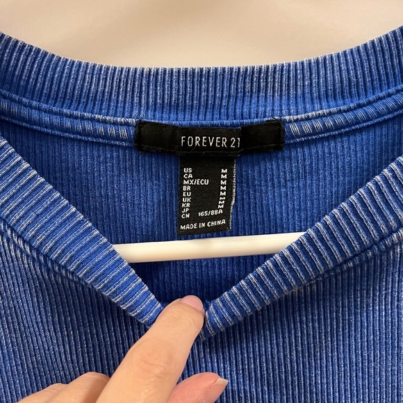 Acid wash blue crop top - Picture 2 of 4